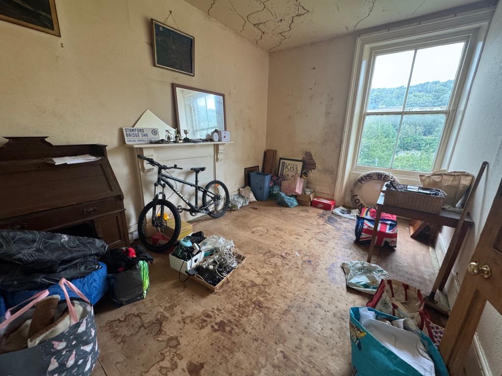 Lot: 144 - FIRST FLOOR FLAT FOR REFURBISHMENT - Bedroom